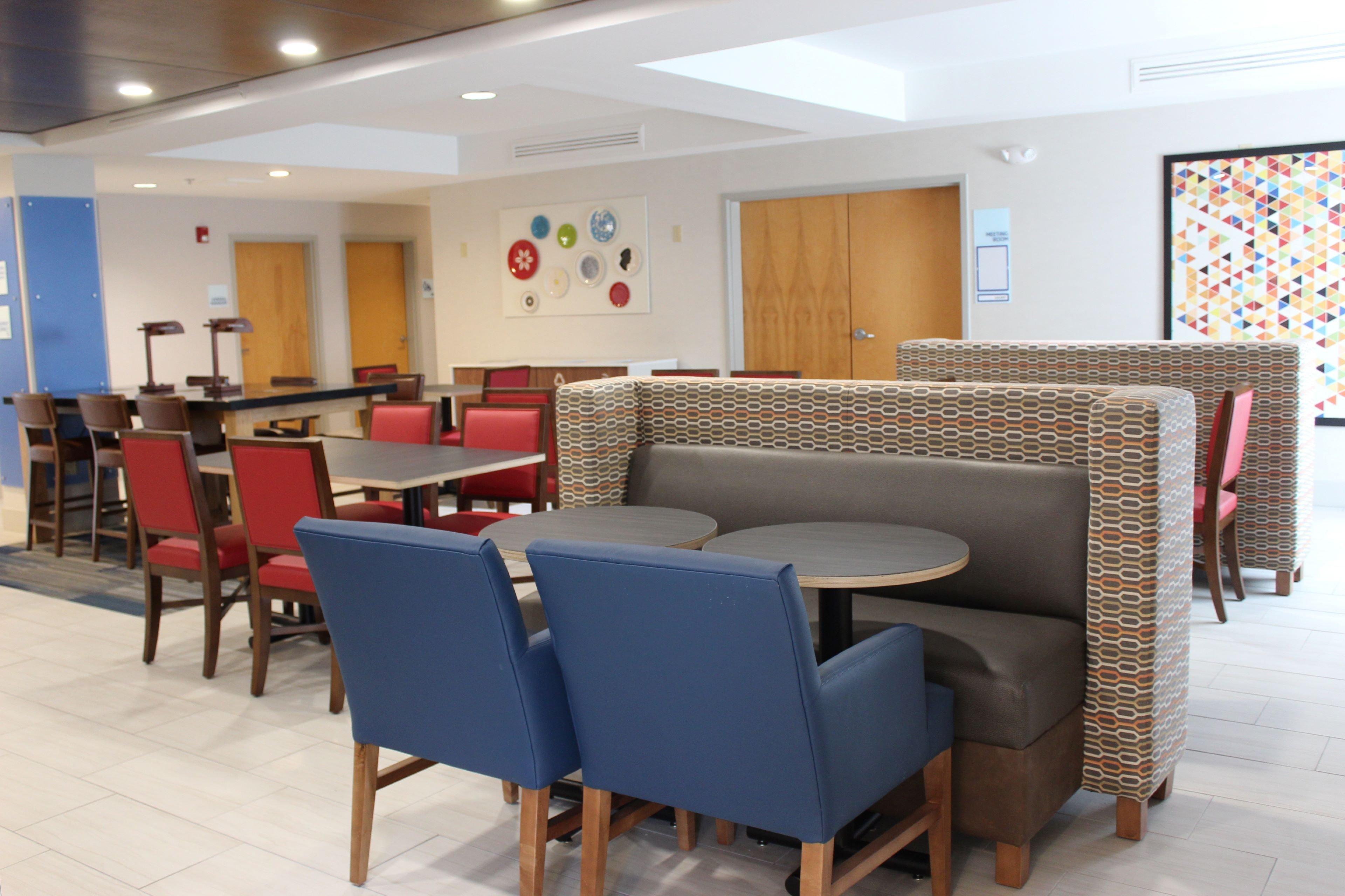 Holiday Inn Express Forest City By Ihg Exterior foto