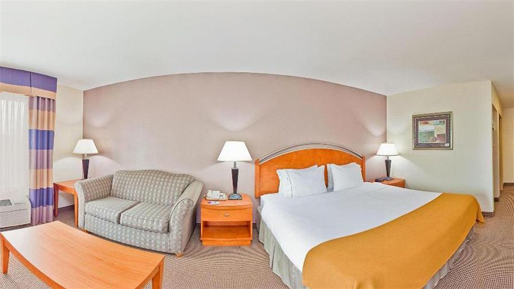 Holiday Inn Express Forest City By Ihg Exterior foto